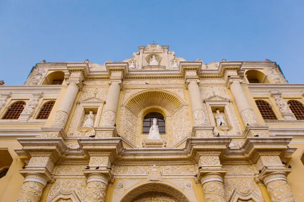 Antigua, Guatemala 'daki La Merced Kilisesi' nin detaylı barok cephesi