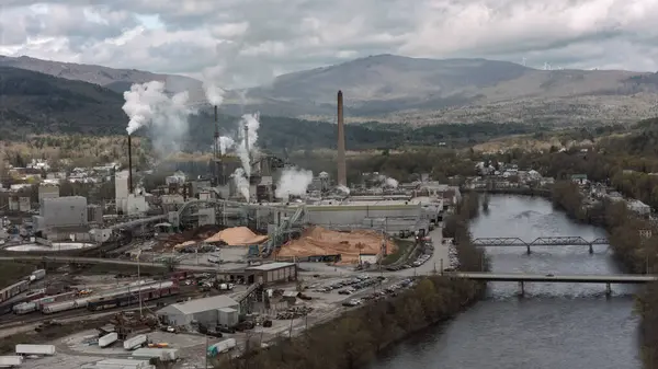 Nehrin yanındaki Rumford, Maine 'de kirlilik yayan kağıt fabrikası manzarası.