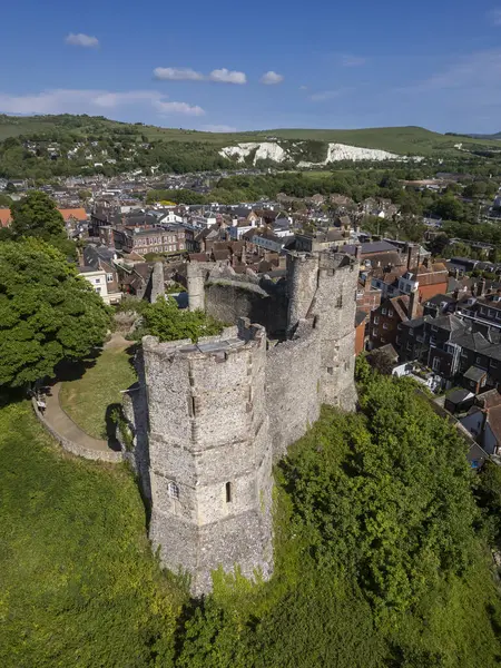 Yeşil tepedeki eski ortaçağ şatosunun güzel hava manzarası