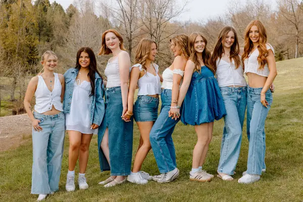 Kot ve beyaz kıyafetler giyen Z nesli üniversite öğrencileri.