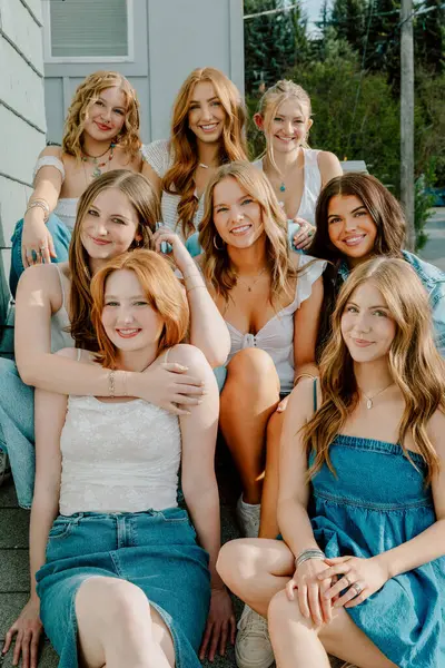 Z nesli üniversite öğrencileri basamaklarda birlikte poz veriyor