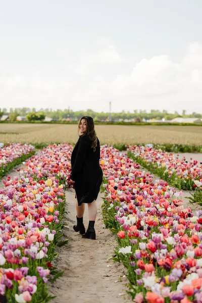 Hillegom Bahçesinde Lale Sıraları Arasında Yürüyen Kadın