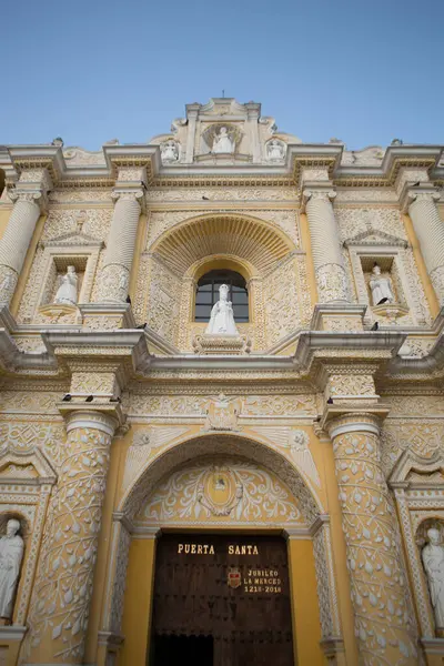 Antigua, Guatemala 'daki La Merced Kilisesi' nin Barok cephesi ve girişi