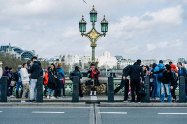 Londra 'da kalabalık toplanırken gaydacı köprüde gösteri yapıyor