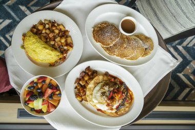 Kahvaltıya yukarıdan bakan birkaç kişi