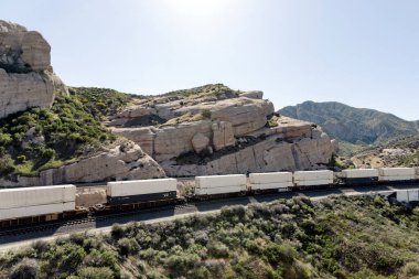 Taşlı arazi ortamında konteynır yığını treni