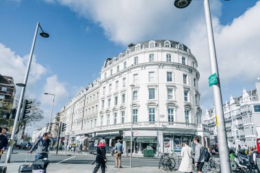 Londra 'daki tarihi binaların yakınındaki insanlar ve bisikletçiler.