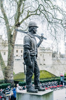 Londra park alanında aletleri ve güvercini olan bir inşaatçının heykeli