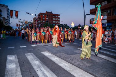 Tüccarların kaptanı Villajoyosa 'da geçit töreninde.