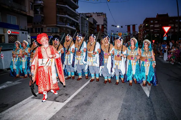 Mağriplilerin kaptanı Villajoyosa 'da geçit töreni yapıyor.