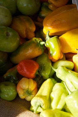 Çiftçi pazarında çeşitli biberler.