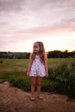 Profil güzel bebek uzun sarı bukleler tepede duruyor