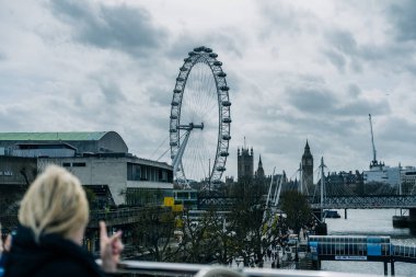 London Eye ve Big Ben bulutlu bir günde köprüden gökyüzü manzarası
