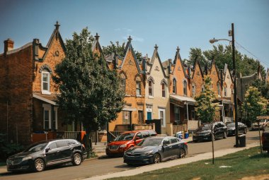 Germantown Cityscape: Park yeri olan cadde boyunca sıralı evler