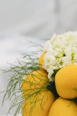 Zarif meyve ve çiçek süsü düzenleme