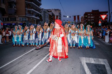 Mağriplilerin kaptanı Villajoyosa 'da geçit töreni yapıyor.