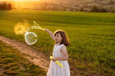 Sabun köpüğünün patlamasını izleyen kız