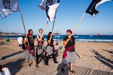 Korsan birlikleri Villajoyosa sahilinde geçit töreni yapıyor.