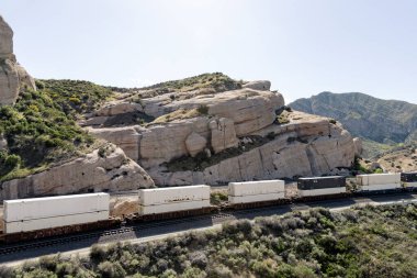 Taşlı arazi ortamında konteynır yığını treni