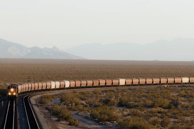 Trenin uzak çöl manzarası