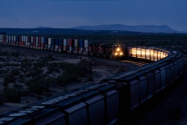 Gün sonunda iki tren alacakaranlıkta geçer.