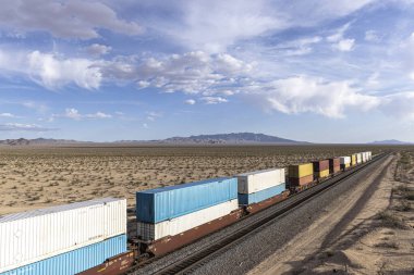 Gündüz vakti çöl ortamında konteynır yığını treni