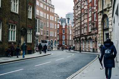 Londra 'nın merkezinde kırmızı tuğlalı binaları olan kıvrımlı bir sokak.