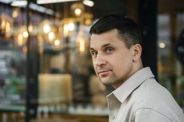 Açık hava gömlekli bir adamın portresi.