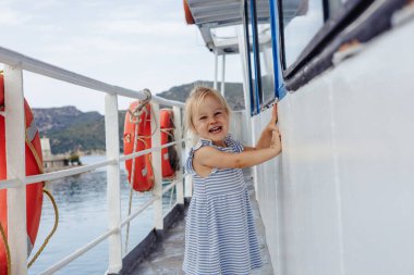 İki yaşındaki mutlu bir kız feribotta iyi vakit geçirir.