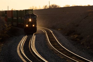 Son ışıkta yaklaşan tren yüksek kontrastlı