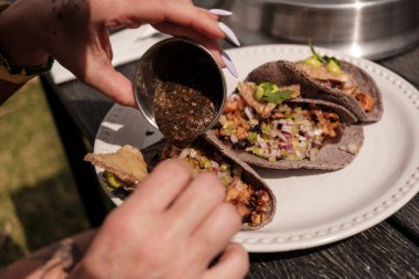 Izgara tacoya salsa sosu ekliyorum.