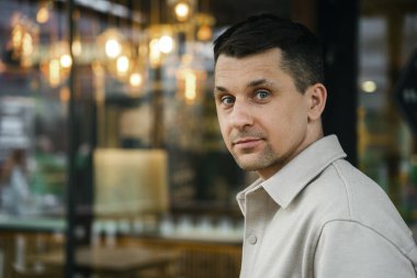 Açık hava gömlekli bir adamın portresi.