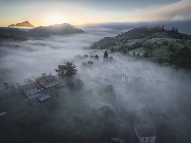 Sabahın ilk sisi havadan görünüyor.