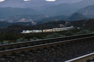 Amtrak yolcu treni dağlık arazide