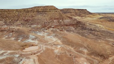 Utah 'taki aşınmış kayalık hava manzarası ve yansıtıcı havuz.
