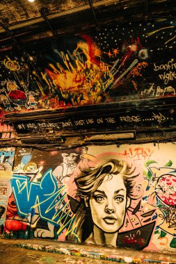 Portre ve tavan grafitisiyle renkli tünel duvar resmi