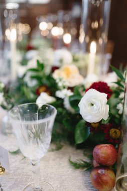 Meyve ve çiçeklerle süslenmiş şık bir akşam yemeği.