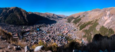 Huancavelica şehrinin panoramik manzarası gün batımını izliyor