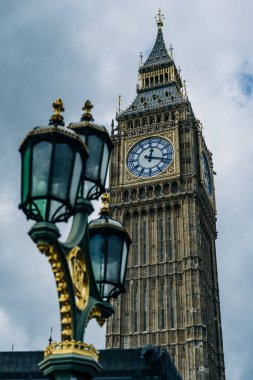 Süslü sokak lambalarıyla Big Ben saat kulesine yakın çekim