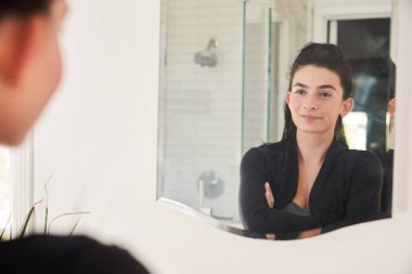 Aynada kendine güvenen bir kadın.