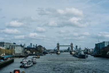 Bulutlu gökyüzünün altında Thames Nehri ve Kule Köprüsü manzarası