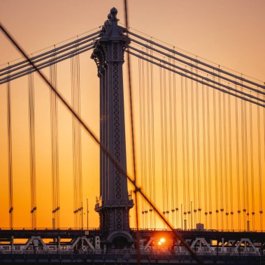 Günbatımında köprü Güneş yansıması treni Manhattan