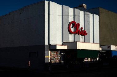 Nogales, AZ 'deki mağazanın dramatik ışığı