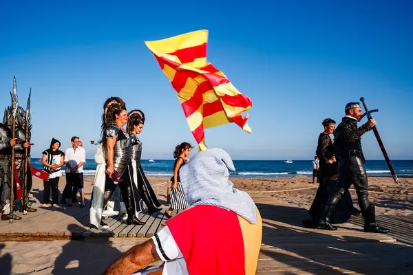 Katalan bayrağı Villajoyosa 'daki korsan birlikleri arasında dalgalanıyor.