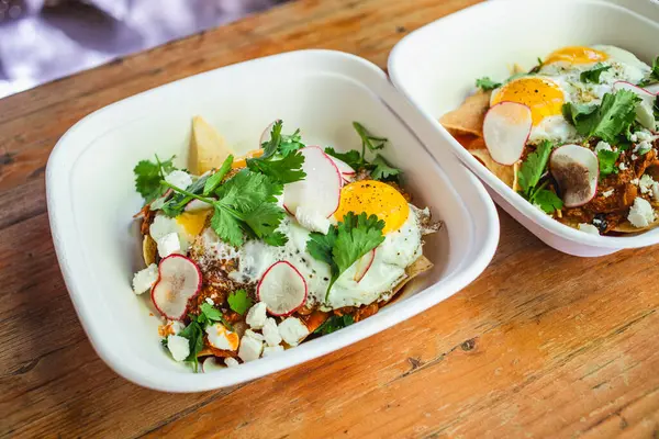 Kutularda yumurta bulunan kahvaltı kaseleri.