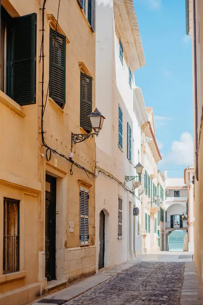 Cobblestone Caddesi 'nden Mirador del Pont des Castell, Mahon, Menorca' ya.
