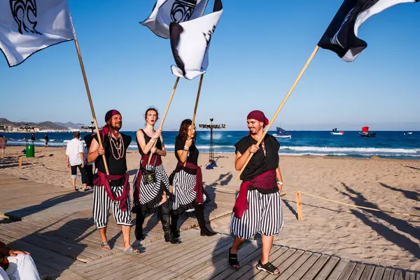 Korsan birlikleri Villajoyosa sahilinde geçit töreni yapıyor.