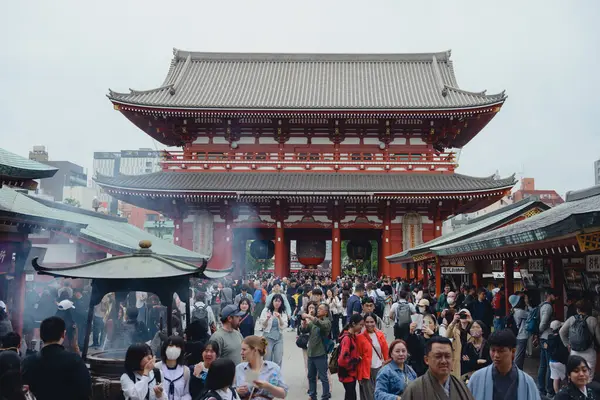 Sensoji tapınağında turistler kalabalık.