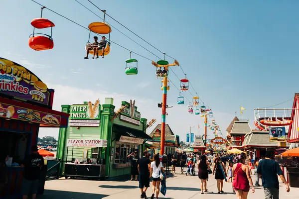 Santa Cruz sahil yolunda kalabalık ve renkli gökyüzü gezintisi.