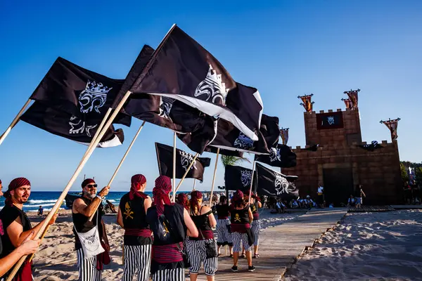 Korsan birlikleri Villajoyosa sahilinde geçit töreni yapıyor.